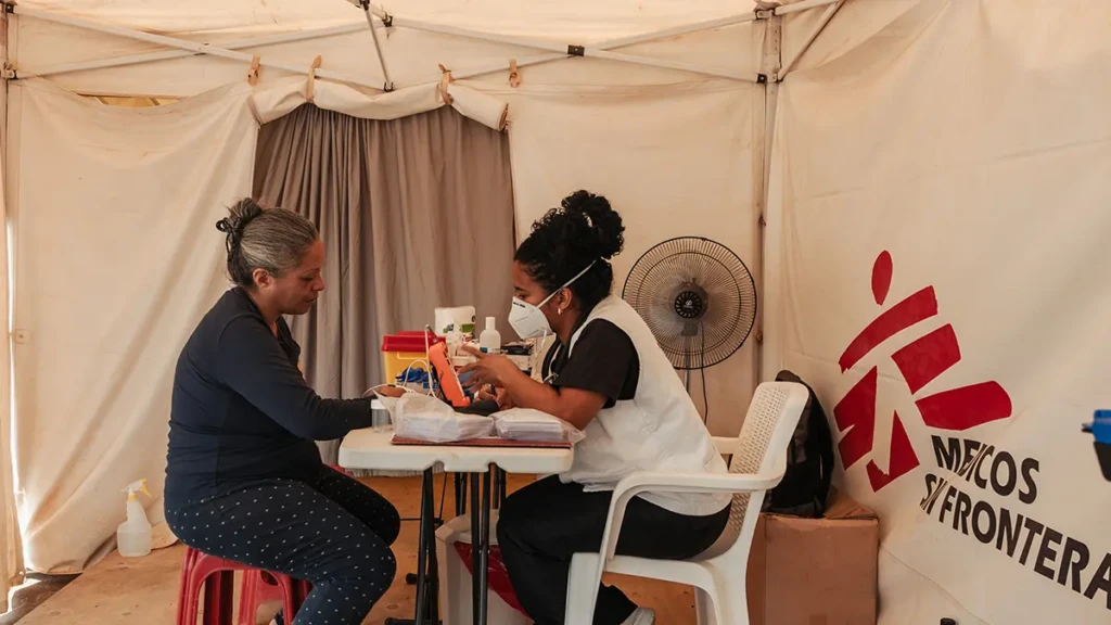 María Pereira, de 47 años, durante una consulta médica en la clínica móvil de Médicos Sin Fronteras (MSF) en Brisas de Maiquetía.