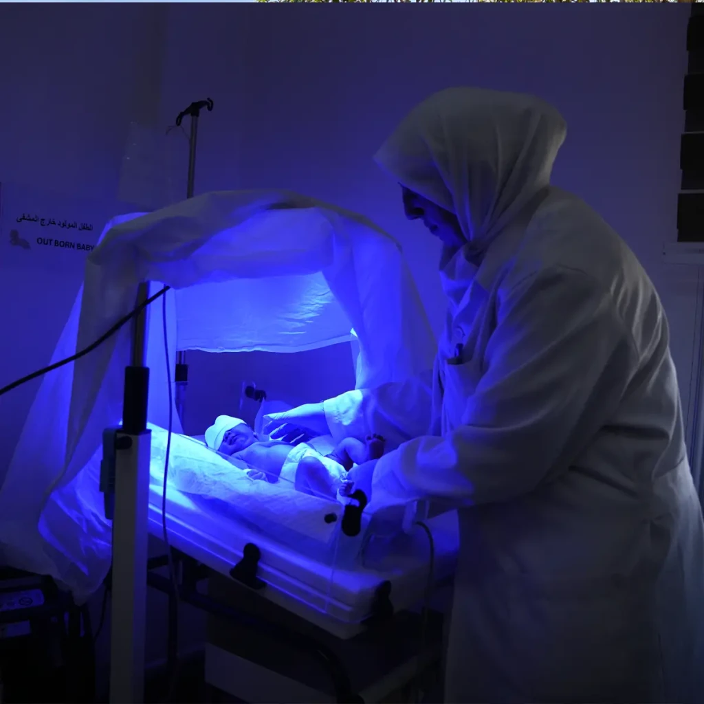 Una enfermera del Ministerio de Salud atiende a un recién nacido en la unidad de neonatología del Hospital Nacional de Nawa, apoyado por MSF. © Oday Alshobaki/MSF
