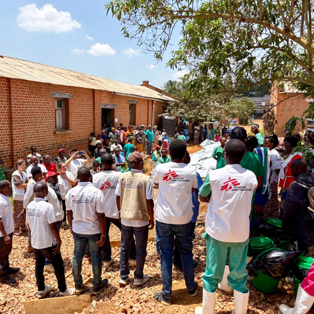 Una celebración por el alta de pacientes recuperados en el Centro de Tratamiento de Ébola en el Hospital General de Bambu. © Kirsten Poels /MSF