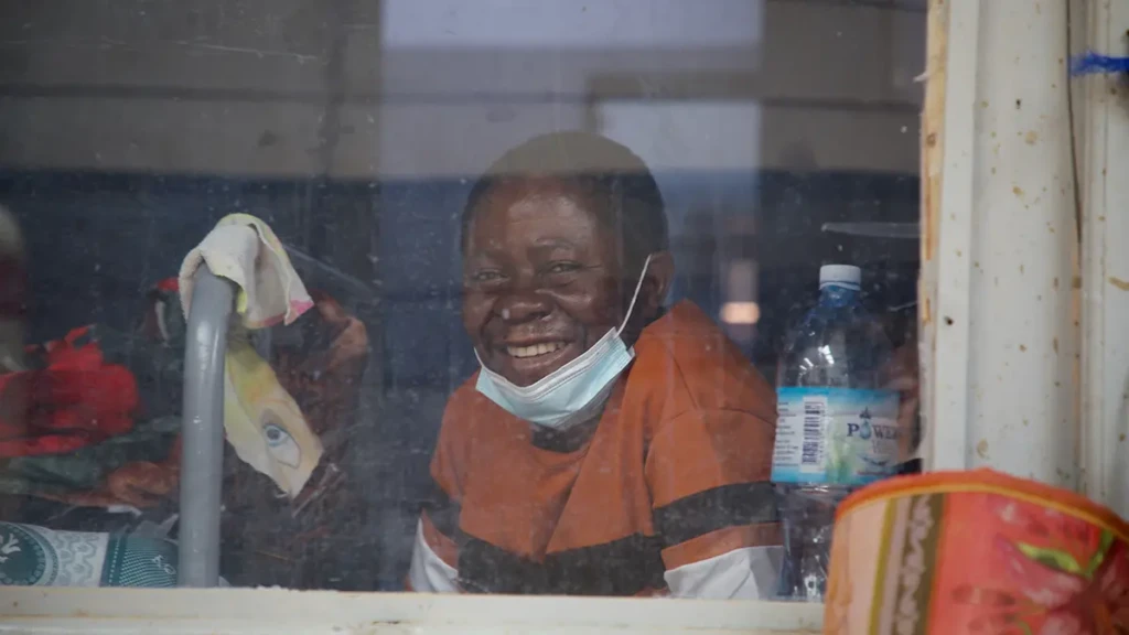 
Victoire, enfermo del virus Ébola, pasa sus días en el ETC de Kitatumba, en Butembo, esperando para irse mientras su salud mejora.