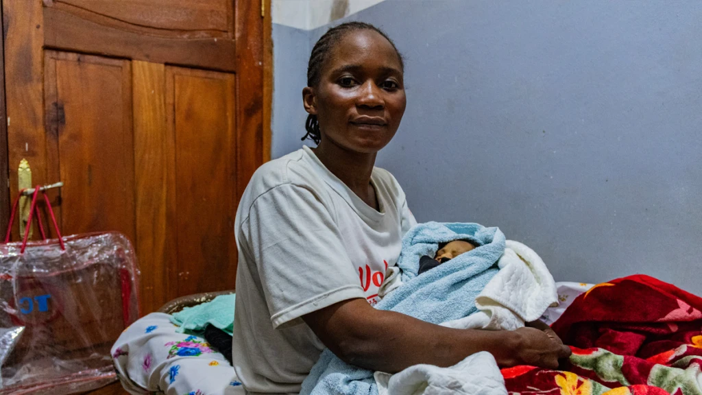 Marlique es una sobreviviente de ébola. Tiene 21 años y es madre de dos hijos. © Lucie Ringué/MSF