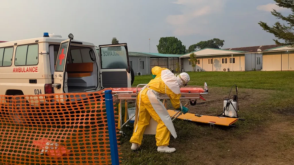 Un higienista de MSF desinfecta la camilla de una ambulancia tras transportar a un paciente sospechoso de ébola al CTE. RDC agosto de 2026.