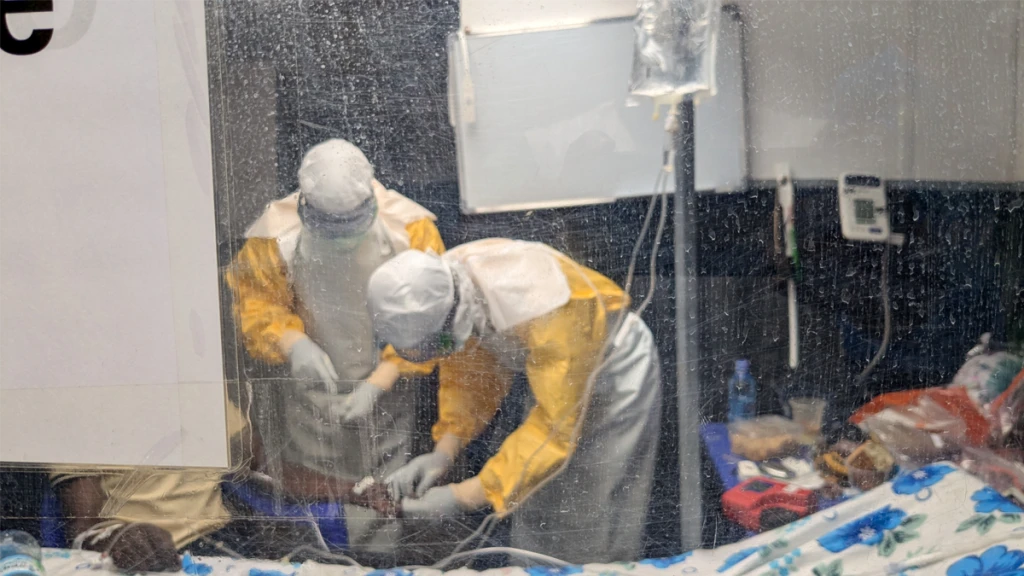 Integrantes de MSF atienden a un paciente que padece ébola. Centro de tratamiento de ébola de Kitatumba, en Butembo. Septiembre de 2026. © Augustin Mudiayi/MSF