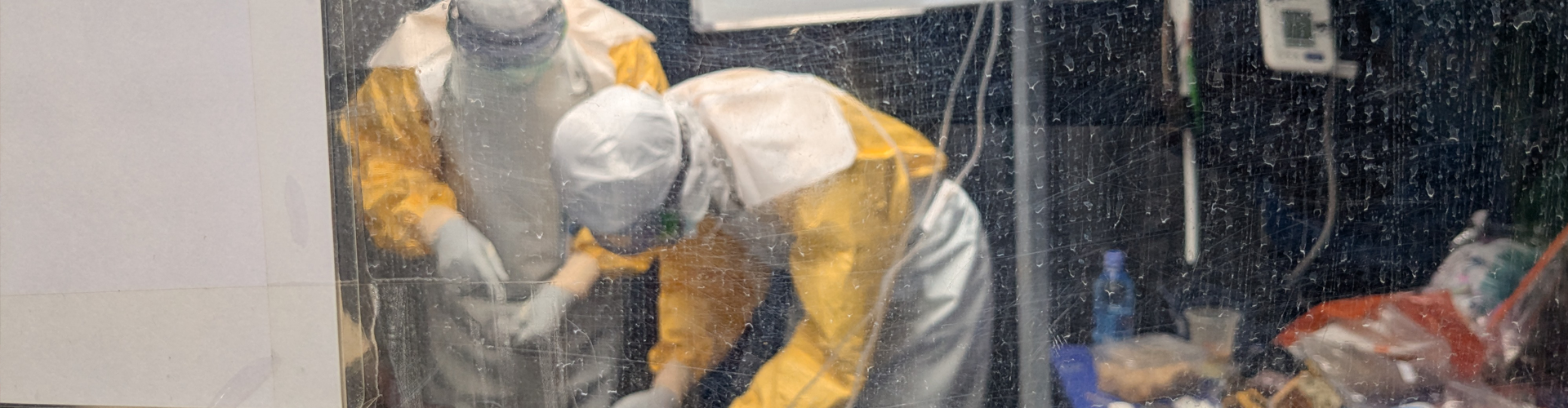 Integrantes de MSF atienden a un paciente que padece ébola. Centro de tratamiento de ébola de Kitatumba, en Butembo. Septiembre de 2026. © Augustin Mudiayi/MSF