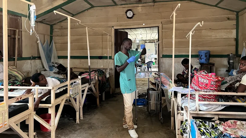 Un enfermero revisa el expediente médico de un paciente en la unidad den itrición del Hospital General de Wilikale, Kivu Norte, RDC.