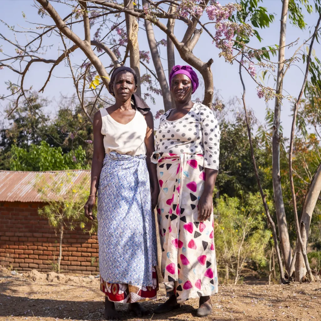 Aida Mailosi y su hija Rose Naisoni, afuera de su casa en Lirangwe, Malawi. © Jérémy Lempin