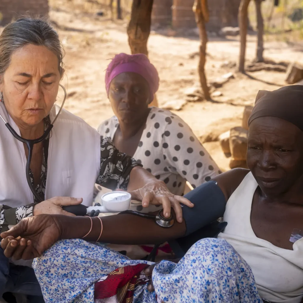 Una integrante del equipo de cuidados paliativos de MSF en Malawi atendiendo a Aida. © Jérémy Lempin
