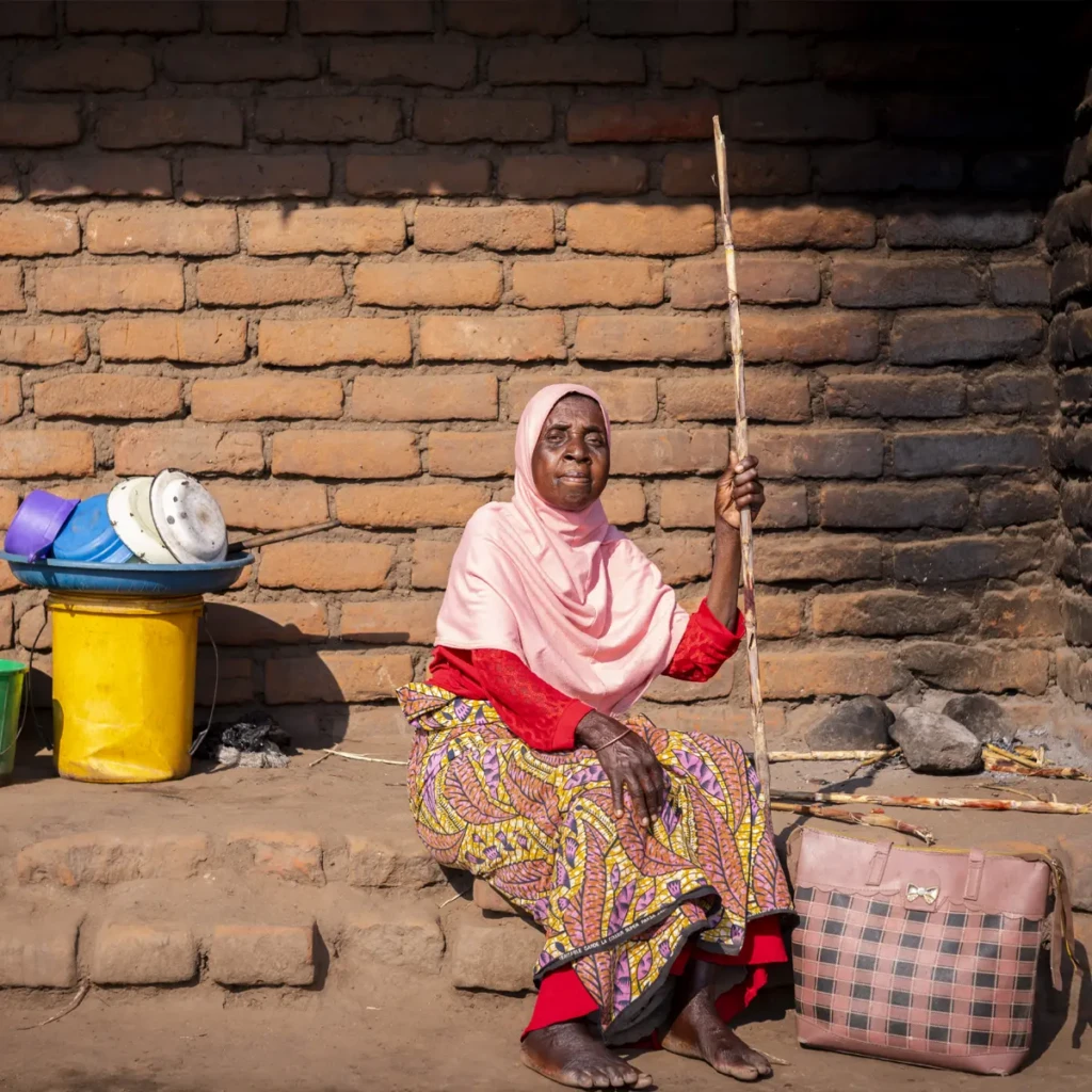Jean Gama afuera de su casa en Malawi. © Jérémy Lempin