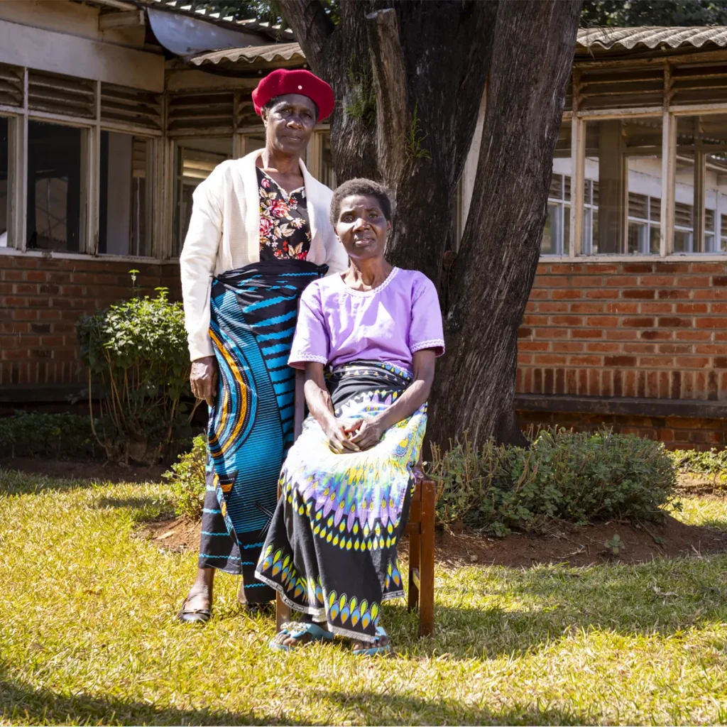 Lucy Nchoma y su hermana en el Hospital Central Queen Elizabeth de Blantyre, el 20 de julio de 2026. © Jérémy Lempin