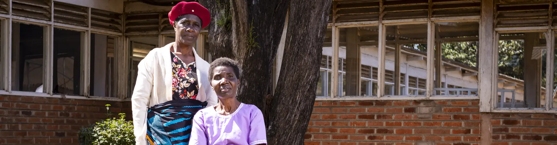 Lucy Nchoma y su hermana en el Hospital Central Queen Elizabeth de Blantyre, el 20 de julio de 2026. «Que ella esté enferma es como si yo lo estuviera», dijo su hermana, quien se ofreció como voluntaria para cuidarla. © Jérémy Lempin