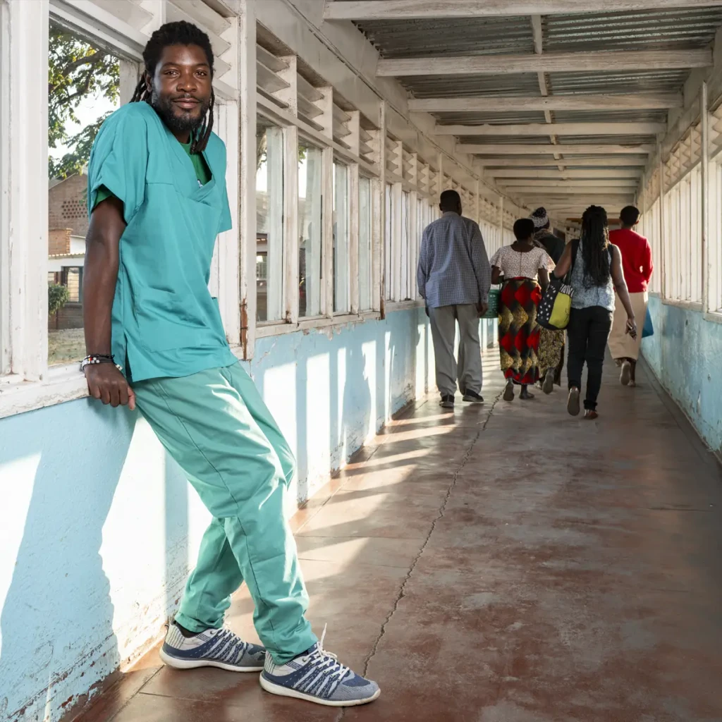 Christopher Chalunda, enfermero de cuidados paliativos de MSF, en el hospital Queen Elizabeth Central en Blantyre, Malawi.
