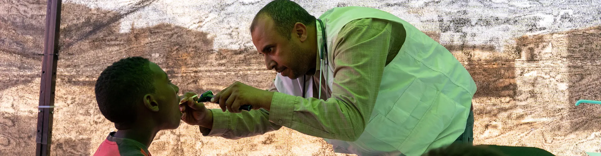 El Dr. Taha Hussein de MSF examinando a un niño durante una clínica móvil de MSF en Moca, Yemen. © Alexandre Marcou/MSF