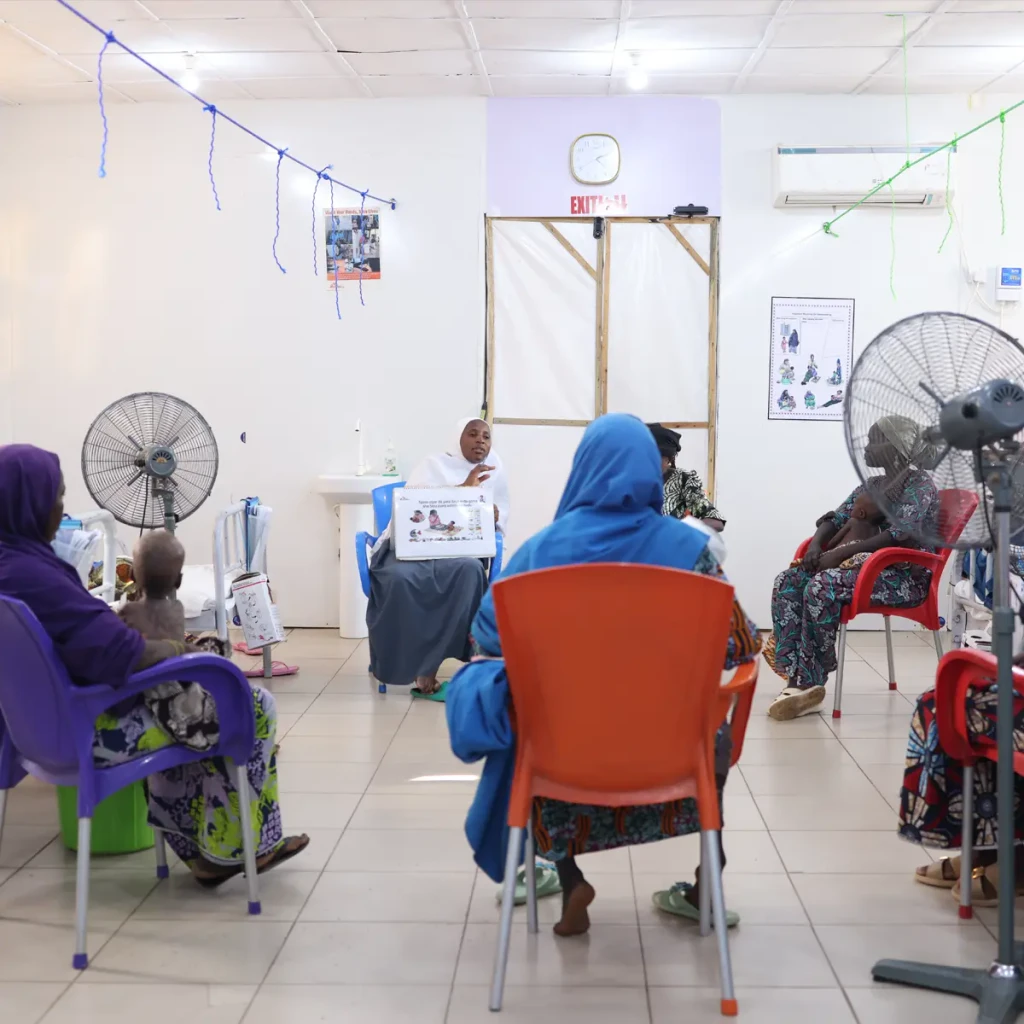 Un grupo de madres en una sesión de sensibilización sobre la desnutrición con el equipo de MSF en Nigeria. © Abba Adamu Musa/MSF