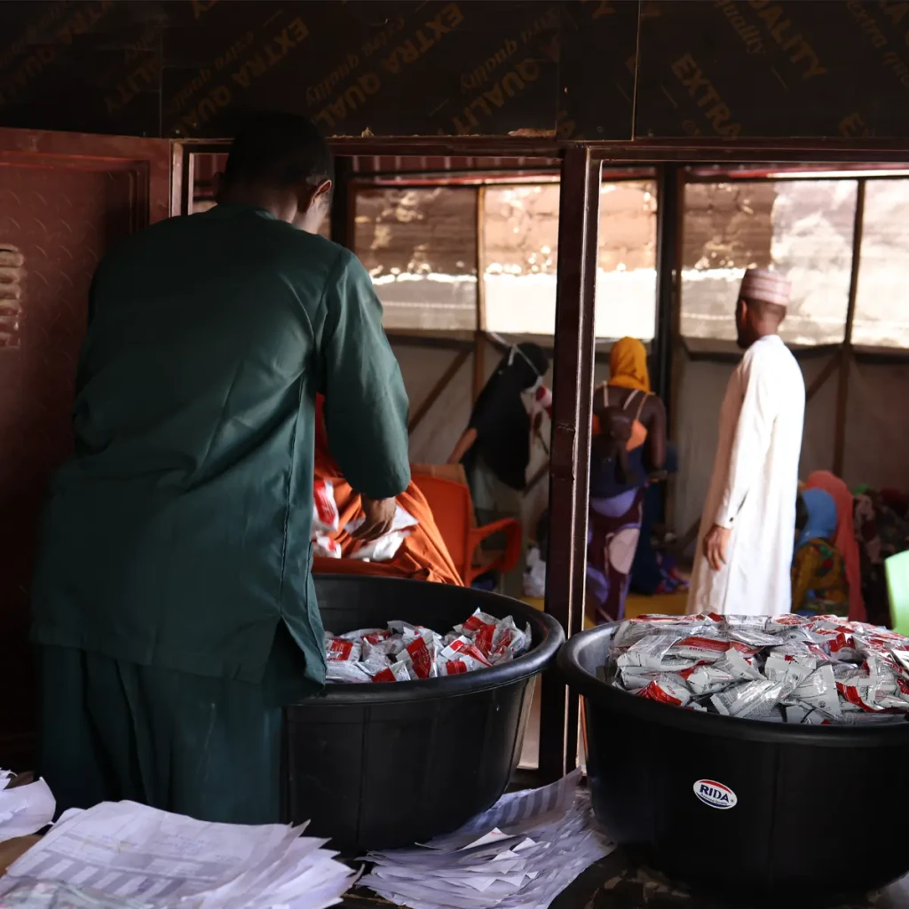 Un par de recipientes llenos de plumpy nut, un alimento terapéutico para tratar a los niños y niñas con desnutrición. © Abba Adamu Musa/MSF
