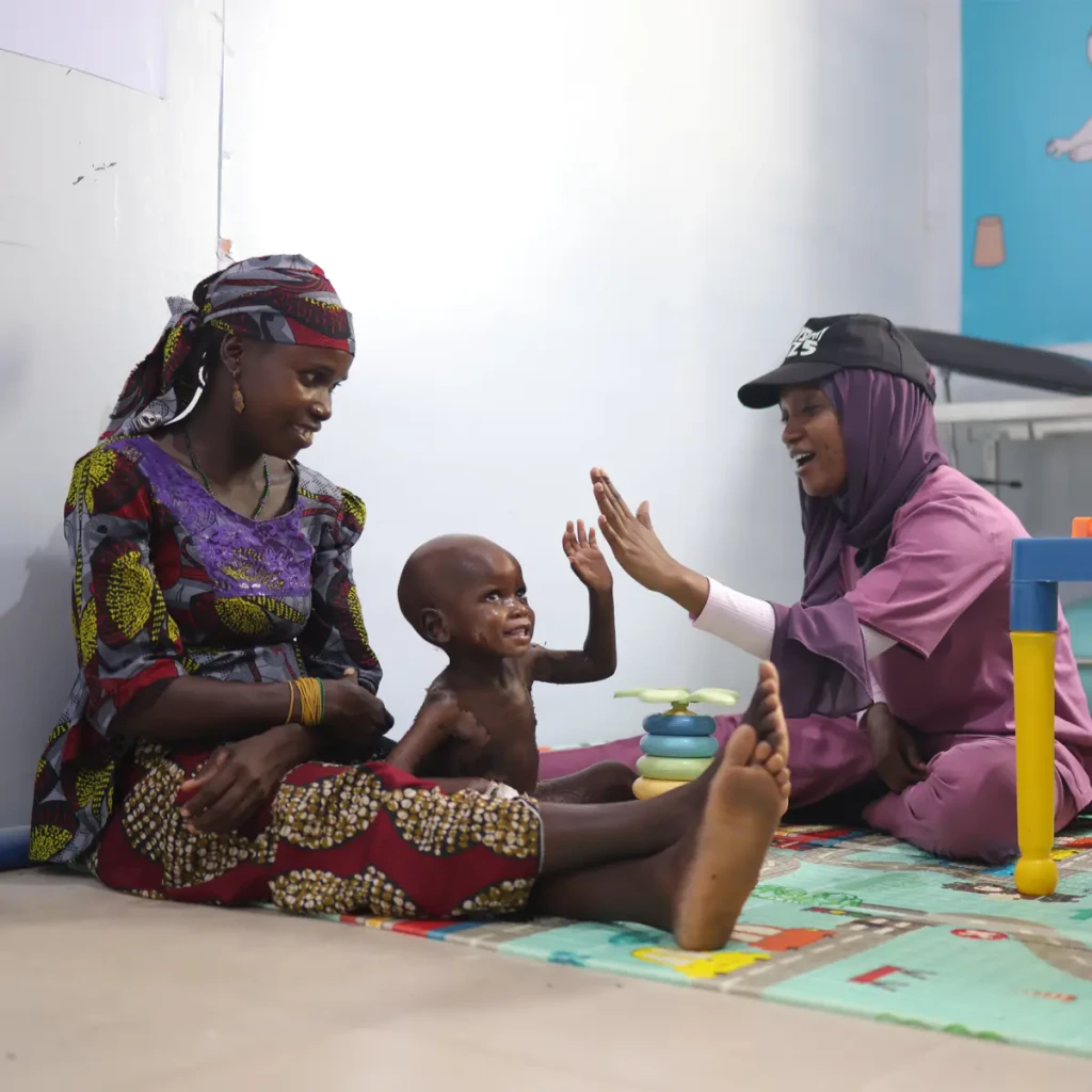 Un paciente con desnutrición siendo atendido por el equipo de MSF en Nigeria. © Abba Adamu Musa/MSF