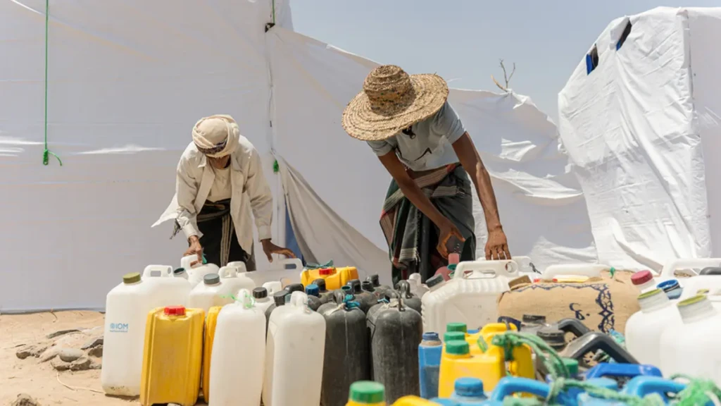 Algunas personas del campamento han recibido bidones y recipientes para el agua, mientras que otras siguen esperando a recibir uno.