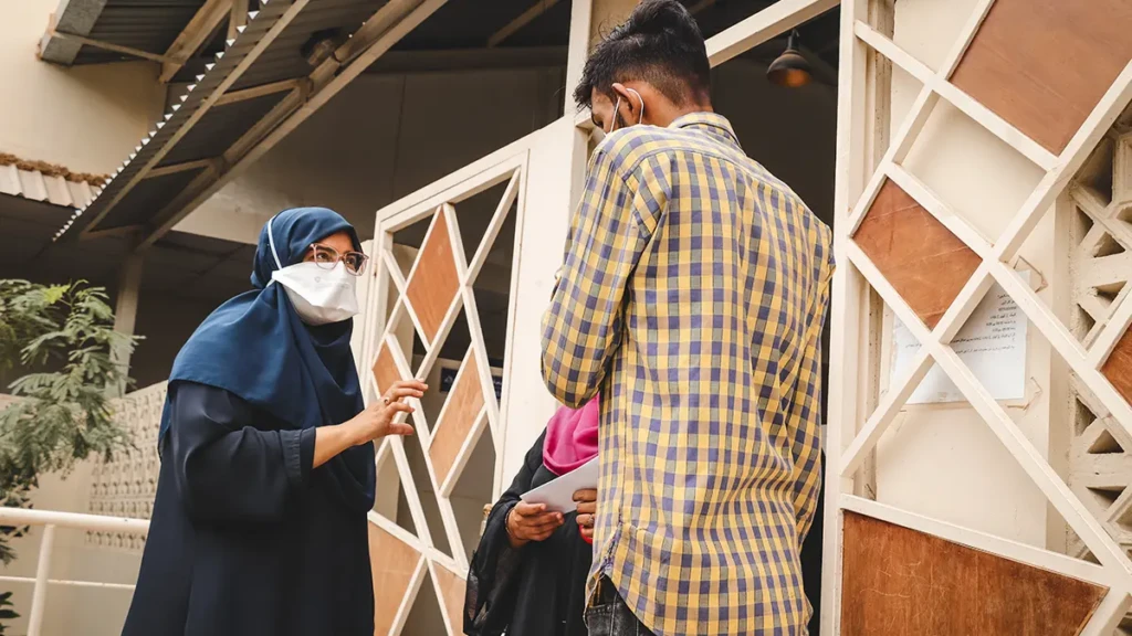 Un responsable de promoción de la salud de MSF platica con un paciente en la clínica de TB de MSF en Baldia, Karachi, sobre la tuberculosis, prevención y tratamiento.