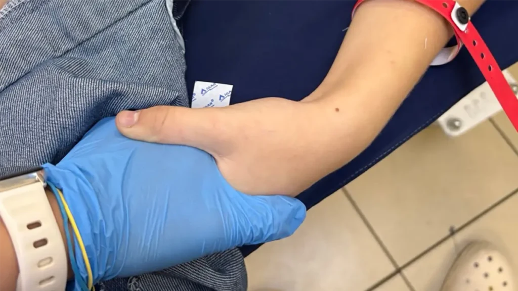 Mientras llevábamos a la niña de 10 años al quirófano, le pidió a la enfermera que le cogiera la mano.