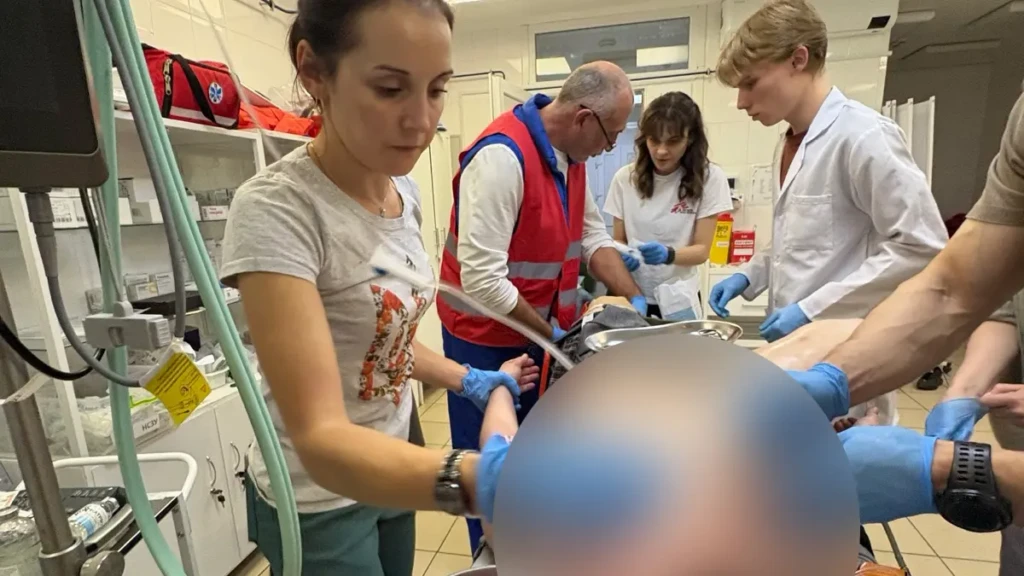 Un equipo médico de emergencia de MSF, atendió a siete pacientes con heridas causadas por el conflicto, en colaboración con los médicos locales.
