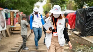 Equipo de Médicos Sin Fronteras dentro del campamento de personas migrantes en CDMX.