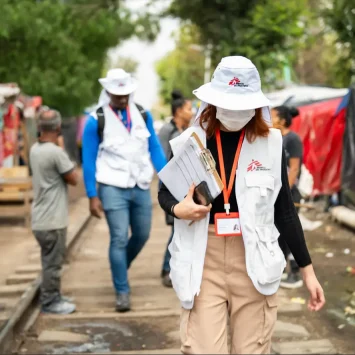 Equipo de Médicos Sin Fronteras dentro del campamento de personas migrantes en CDMX.