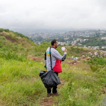 Un integrante de MSF libera mosquitos con Wolbachia en el proyecto de prevención contra el dengue.