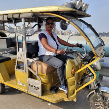 Fátima es trabajadora de MSF y la primera conductora de E-rickshaw en India