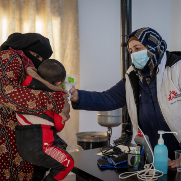 Actividades médicas de MSF en el noroeste de Siria a pesar de los recortes de fondos.