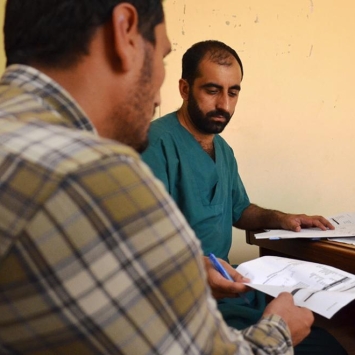 khurshid_ahmad_speaking_with_a_patient