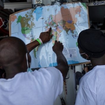 Personas rescatadas a bordo del Geo Barents explicando el difícil trayecto que realizaron. Septiembre 2021. © Pablo Garrigos/MSF