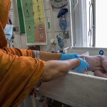Una partera de MSF atendiendo a un bebé en la sala de partos del hospital de maternidad de MSF en Khost. © Oriane Zerah