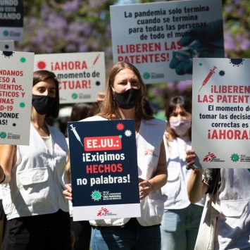 Acción frente a embajadas Campaña "Sin Patentes en pandemia" en el marco de la Campaña de Acceso/ Access Campaign en Buenos Aires, Argentina.