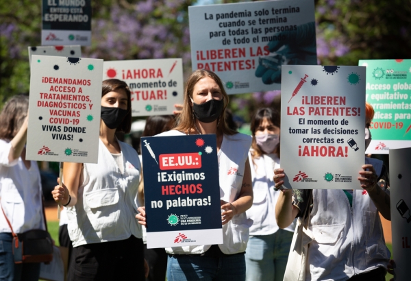 Acción frente a embajadas Campaña "Sin Patentes en pandemia" en el marco de la Campaña de Acceso/ Access Campaign en Buenos Aires, Argentina.