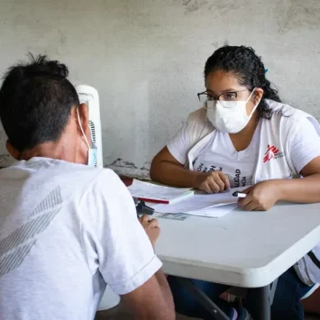 Una trabajadora de Médicos Sin Fronteras durante una consulta con un paciente que padece enfermedad renal crónica.