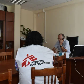 El Dr. Grigory Volchenkov, médico jefe del Centro Regional de Control de la Tuberculosis de Vladimir, y Lira Dzhaparova, directora de actividades médicas de MSF, en una reunión.