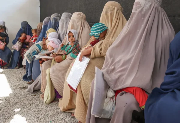 Mujeres sentadas en la sala de espera fuera del Centro de Alimentación Terapéutica Ambulatoria de MSF donde atendemos a niños y niñas con desnutrición. Kandahar, Afganistán.