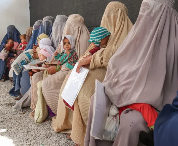 Mujeres sentadas en la sala de espera fuera del Centro de Alimentación Terapéutica Ambulatoria de MSF donde atendemos a niños y niñas con desnutrición. Kandahar, Afganistán.