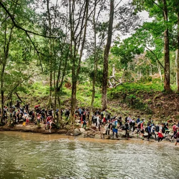 2023: personas migrantes atravesando la selva del Darién. MSF les brindaba atención en Panamá.