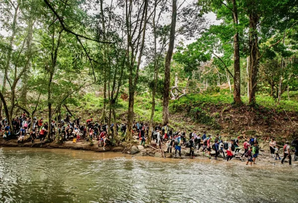 2023: personas migrantes atravesando la selva del Darién. MSF les brindaba atención en Panamá.