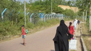 Población rohingya huye en la violencia en el estado de Rakhine, Bangladesh.