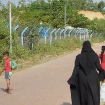 Población rohingya huye en la violencia en el estado de Rakhine, Bangladesh.