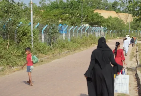 Población rohingya huye en la violencia en el estado de Rakhine, Bangladesh.