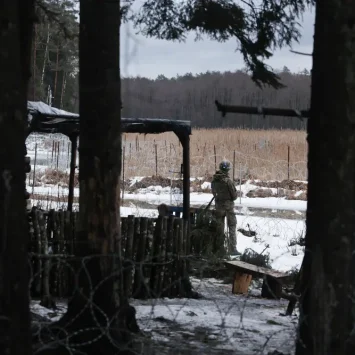 Un soldado vigila la frontera de Polonia con Bielorrusia en el parque Kozie Borki.