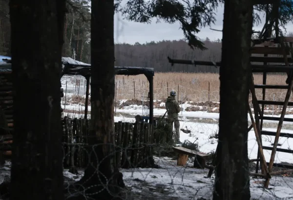 Un soldado vigila la frontera de Polonia con Bielorrusia en el parque Kozie Borki.