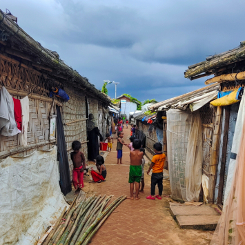 Por las noches, las estrechas calles de los campos de personas rohingyas están llenas de niños. Un duro recordatorio de la falta de espacios dedicados al juego. Cox's Bazar, Bangladesh, octubre de 2023 © Sahat Zia Hero