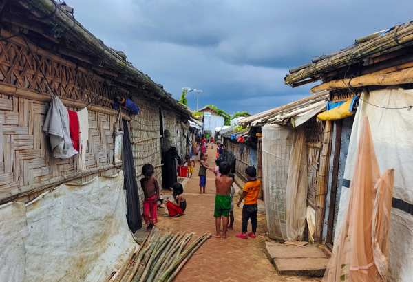 Por las noches, las estrechas calles de los campos de personas rohingyas están llenas de niños. Un duro recordatorio de la falta de espacios dedicados al juego. Cox's Bazar, Bangladesh, octubre de 2023 © Sahat Zia Hero