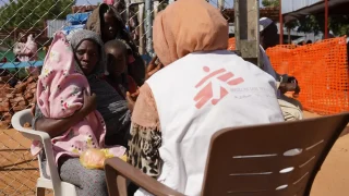 Personal de Médicos Sin Fronteras en una consulta médica en el campo de Zamzam.