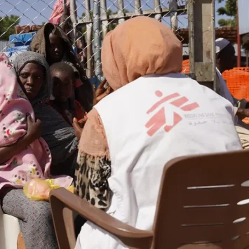 Personal de Médicos Sin Fronteras en una consulta médica en el campo de Zamzam.