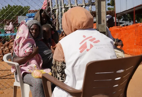 Personal de Médicos Sin Fronteras en una consulta médica en el campo de Zamzam.