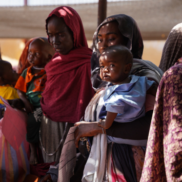 Los equipos de MSF brindan alimentos terapeúticos en el campo de Zamzam.